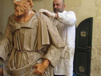 Si prendono dei fogli di carta, li imbeviamo con colla di farina per poi modellarli direttamente sulla scultura, come se le cucissimo addosso un abito